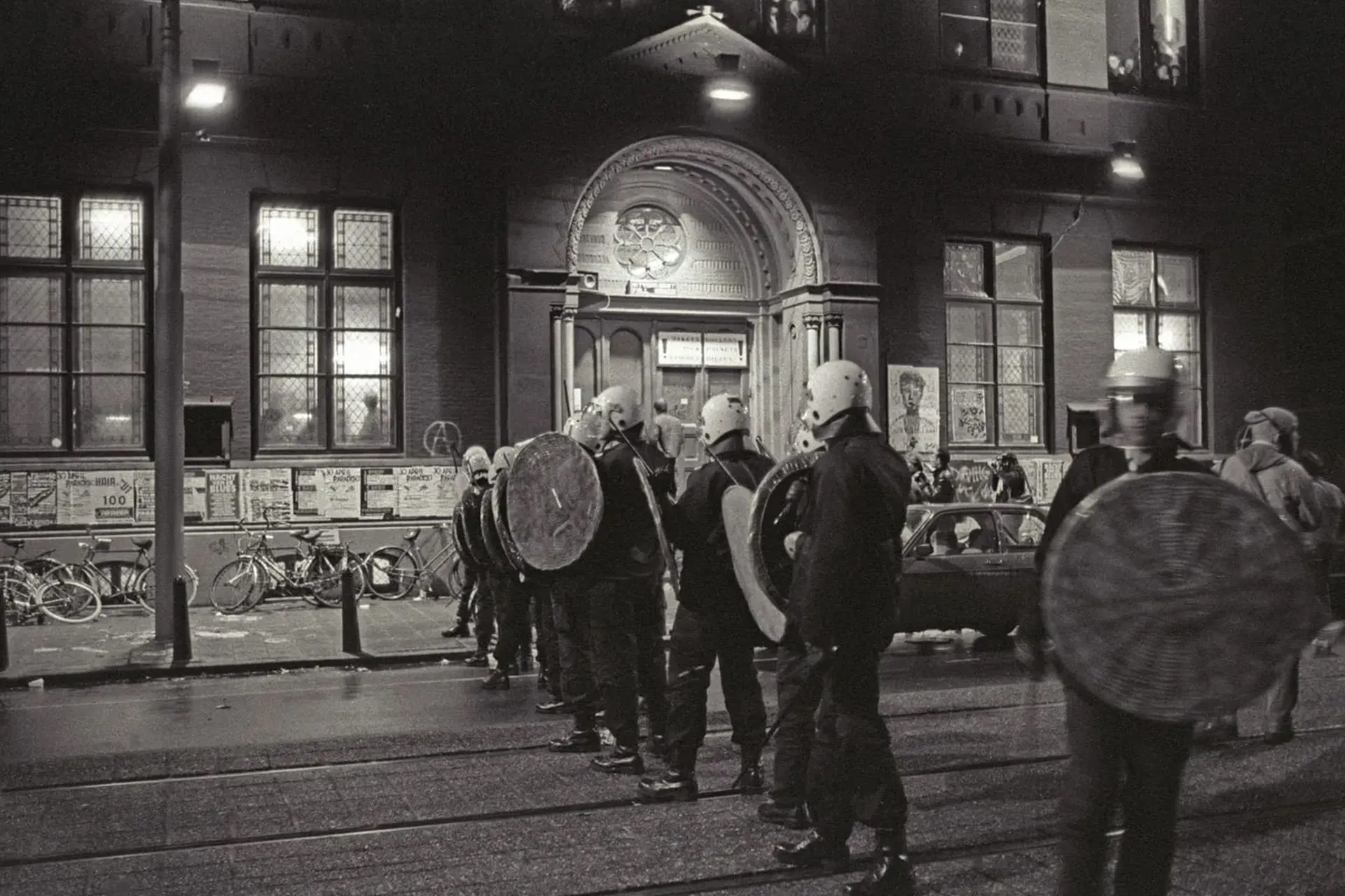 ME voor de deur van Paradiso